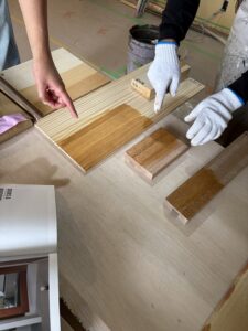 練馬区マンションリノベーション　造作枠　塗装　着色　OSCL　ドア　調色　お客様立ち合い　色決め　樹種