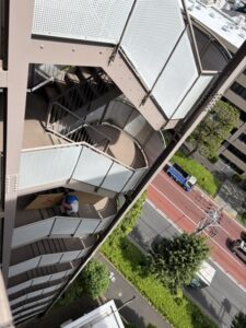 キッチンパネルを階段で搬入