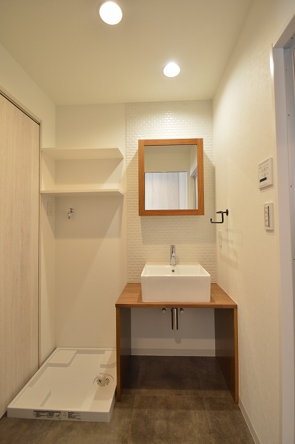 練馬区マンションリノベーション　洗面化粧台　キャビネット　収納　足元　オープン